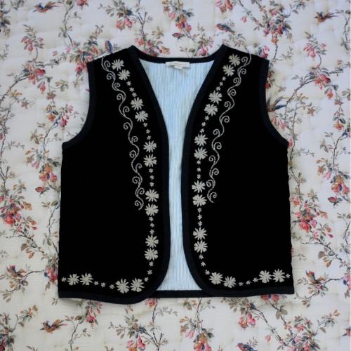 BONJOUR I Embroidered sleeveless vest